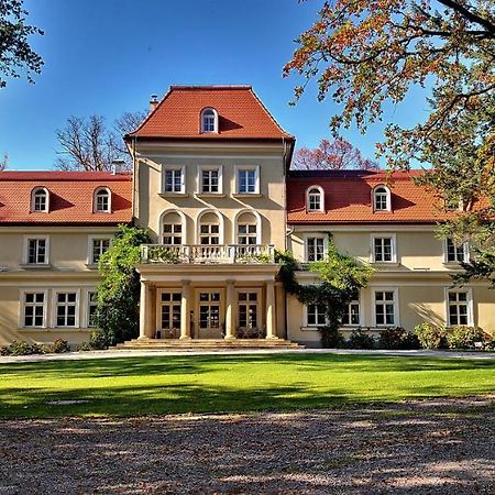 Dwór Sieraków Hotel Exterior foto