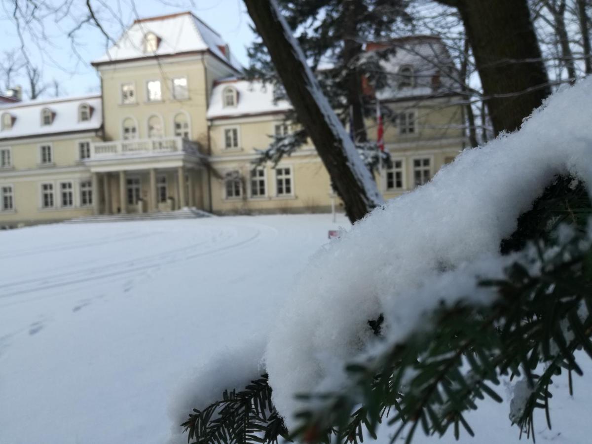 Dwór Sieraków Hotel Exterior foto