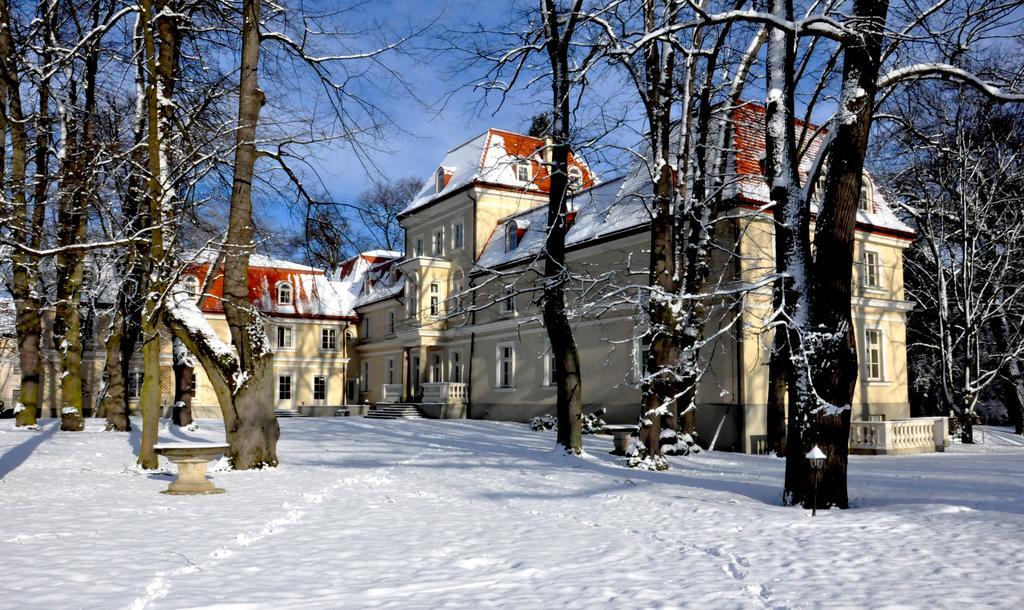 Dwór Sieraków Hotel Exterior foto