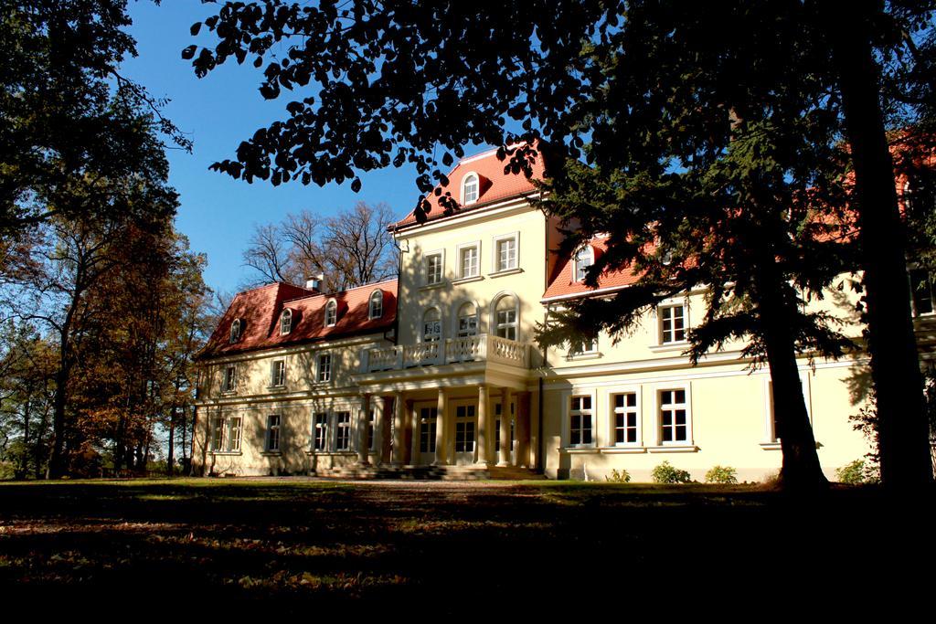 Dwór Sieraków Hotel Exterior foto