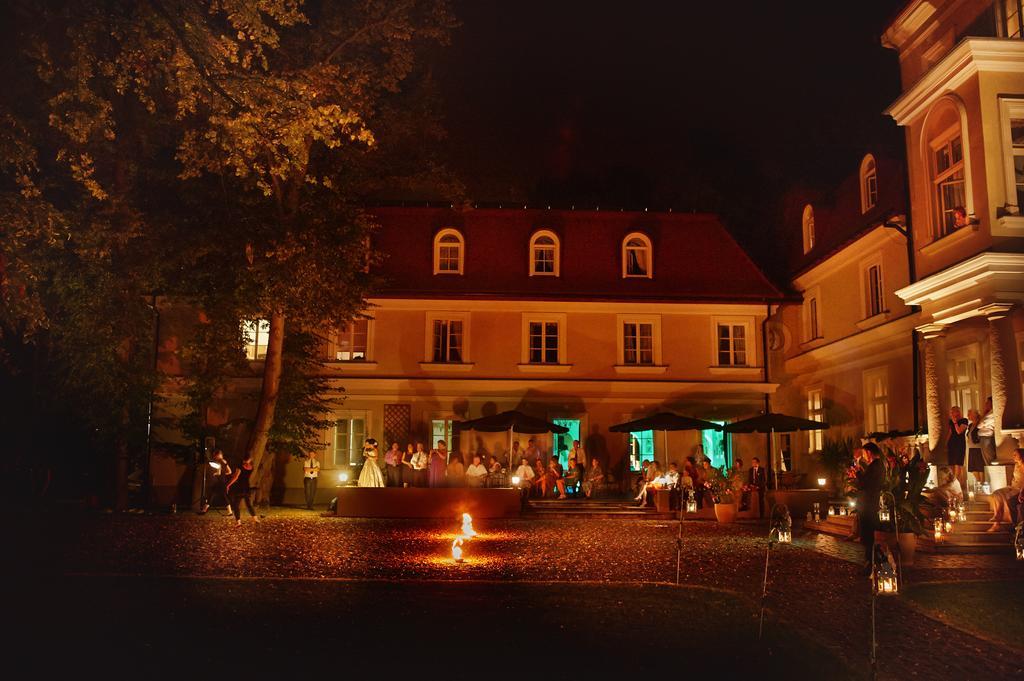 Dwór Sieraków Hotel Exterior foto