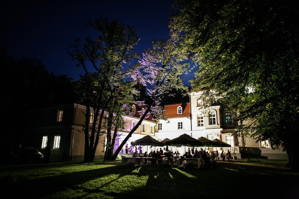 Dwór Sieraków Hotel Exterior foto