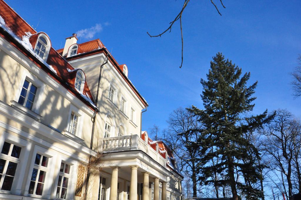 Dwór Sieraków Hotel Exterior foto